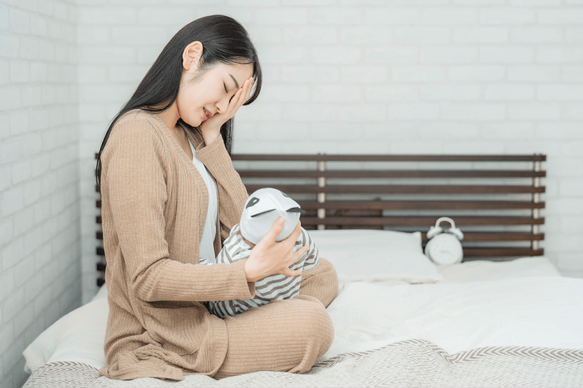 子育てに疲れている女性